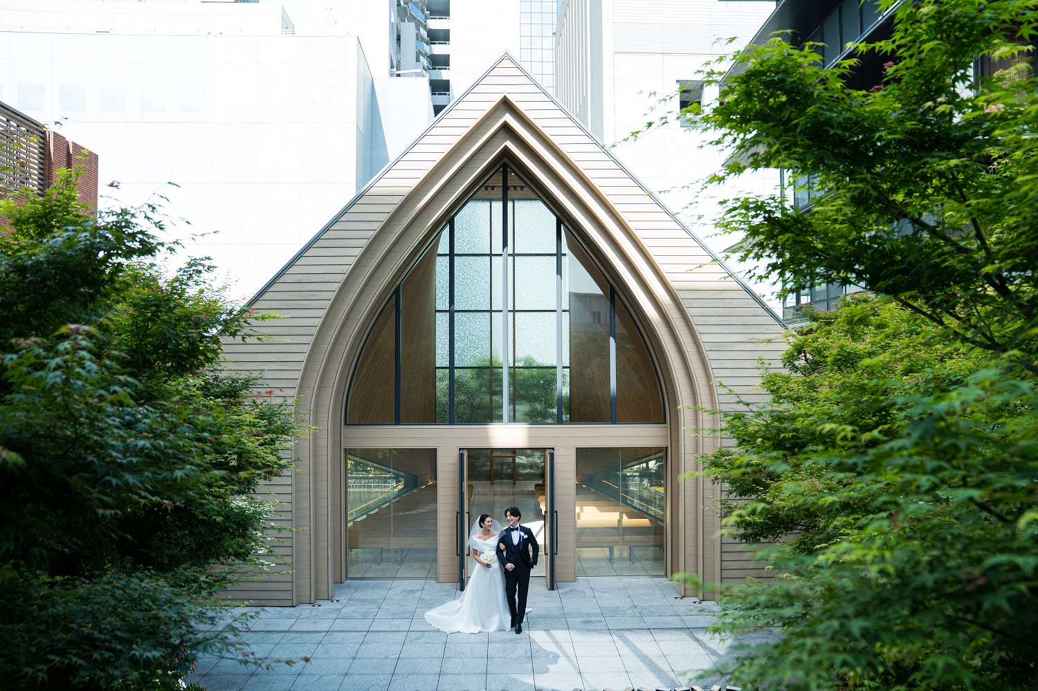 京都駅前とは思えない緑溢れるガーデン<br />
KOMOREBIDOをバックに撮影されるのもおすすめ
