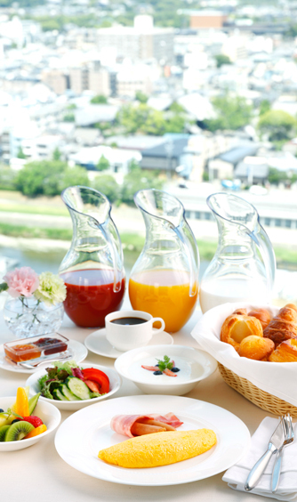 結婚式当日のホテルステイをプレゼント。ホテルの朝食もゆっくりお楽しみください