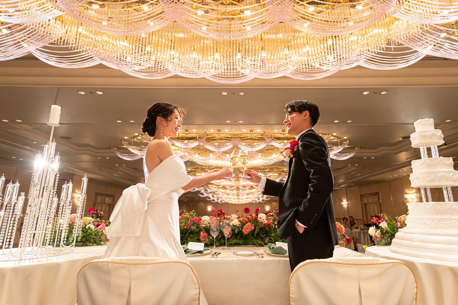 優美でエレガントな空間。アラベスク文様を配した絨毯には幸運の秘密が