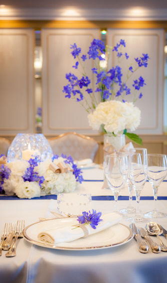 インテリアに合わせたイタリアンガラスのシャンデリアが、会場内をやさしく包み込みます