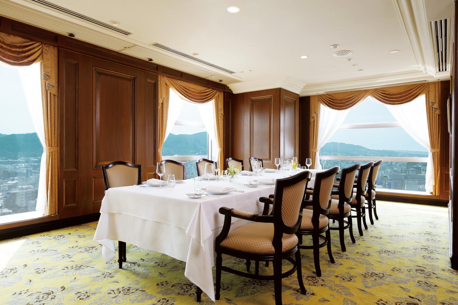 「スカイレストラン ピトレスク」記念日やお祝いなど、家族の幸せとともに