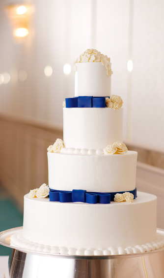 存在感ある高い生ケーキでパーティーが一層華やかに