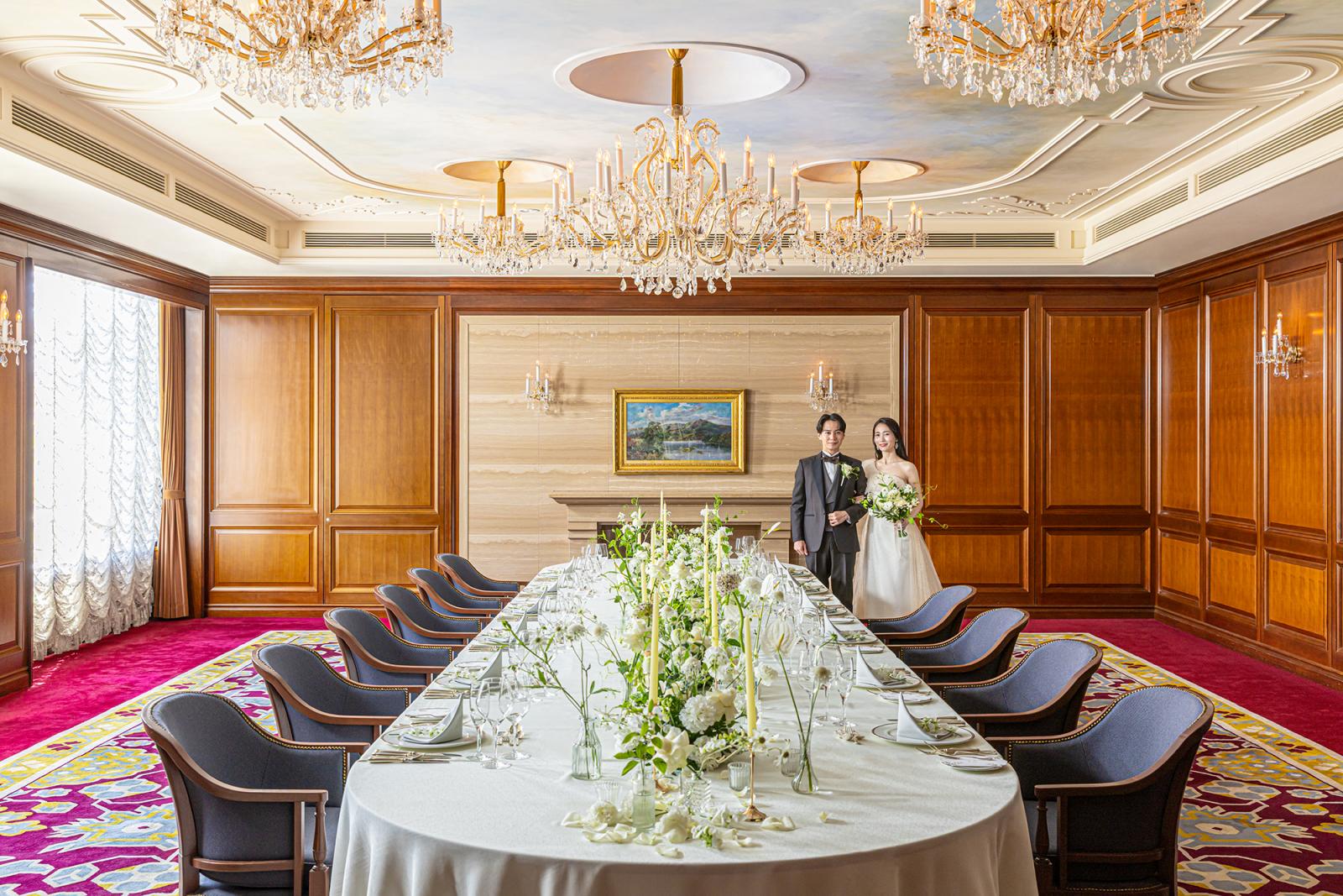 毛足の長い絨毯や、煌びやかなシャンデリアをはじめ、一つひとつのしつらえが美しい気品あふれる空間。胸が高鳴るような至福の大人ウエディングを叶える