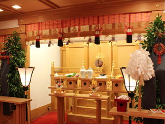 厳粛さと雅楽の荘厳な調べのなかとり行われる