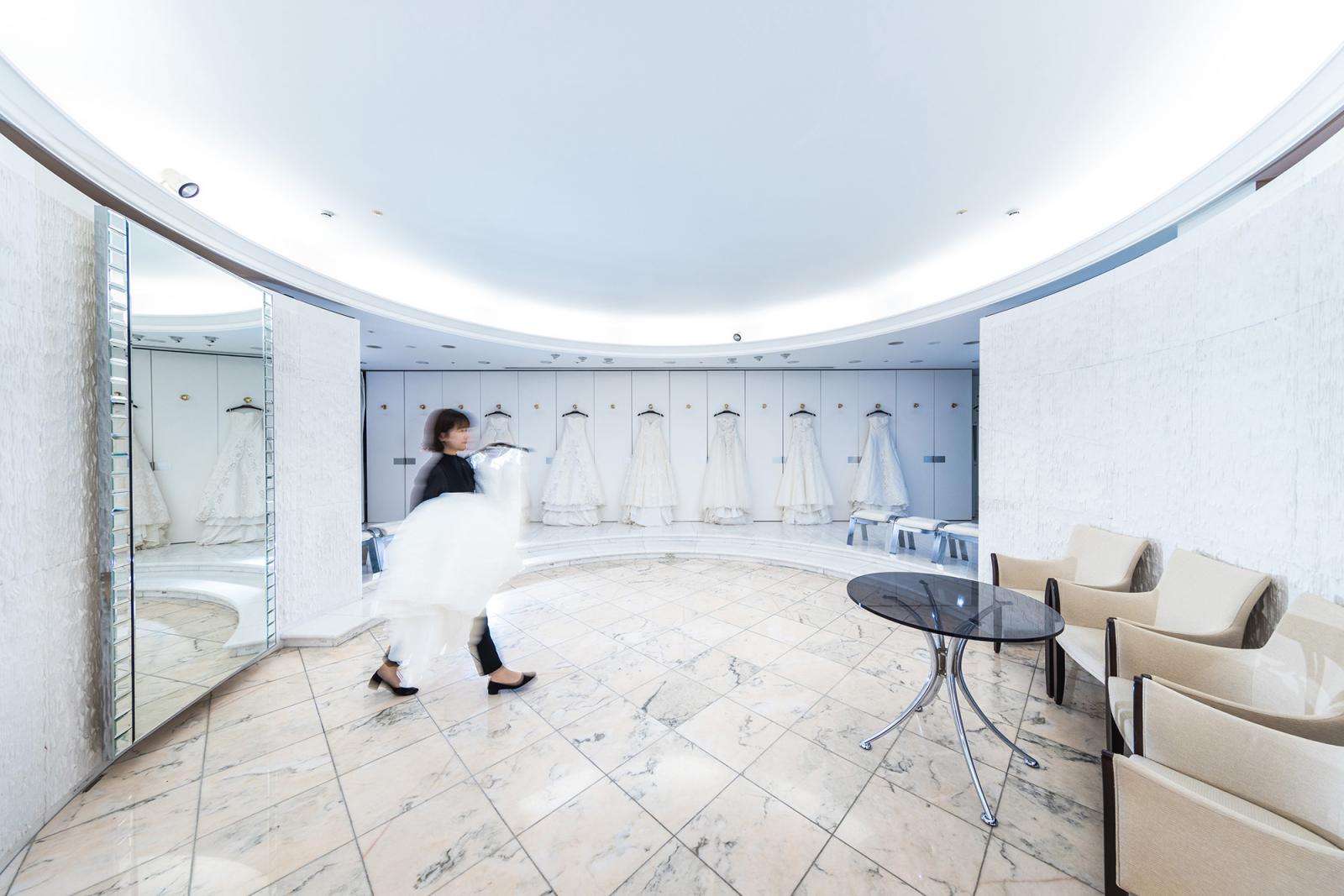 おふたりの結婚式に携わるスタッフ全員と会うことはありません。でも、おふたりが輝くために、数多くの各専門のプロフェッショナルが携わっています。