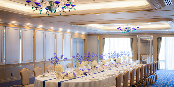 窓から差し込む自然光が鏡に映りこみ、明るく和やかな印象となる