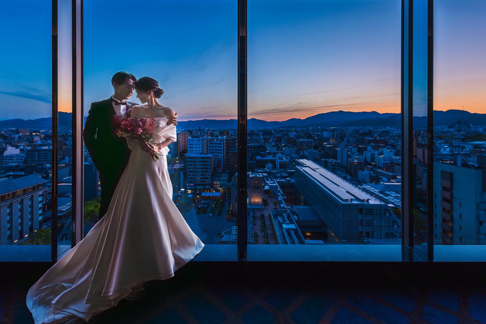 大きくて開放的な窓から多彩な京都の景色が望める。乾杯と同時にカーテンがオープンする印象的でドラマチックな演出も