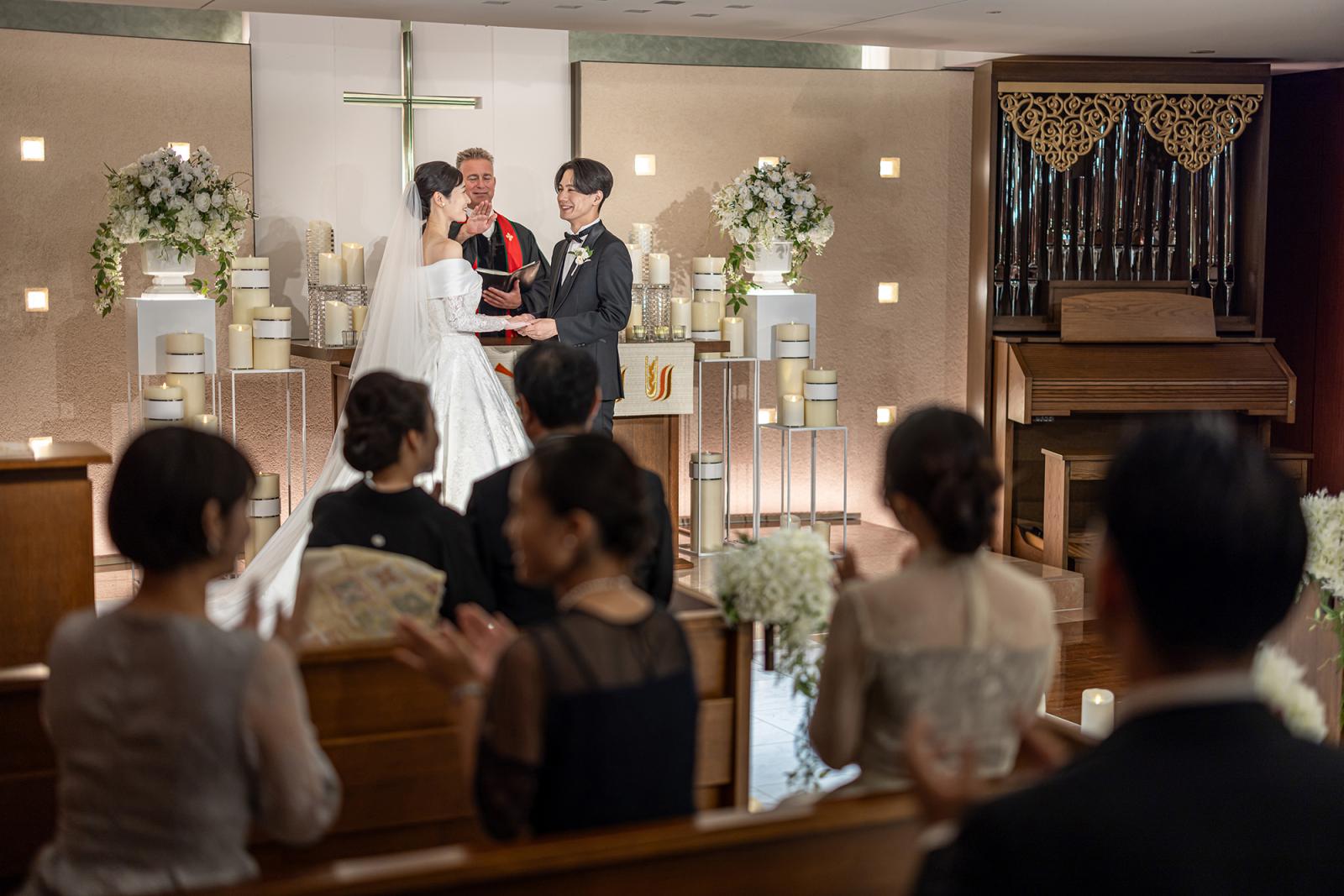 木の温もりを感じるチャペル。ゲストとの距離も心地よい