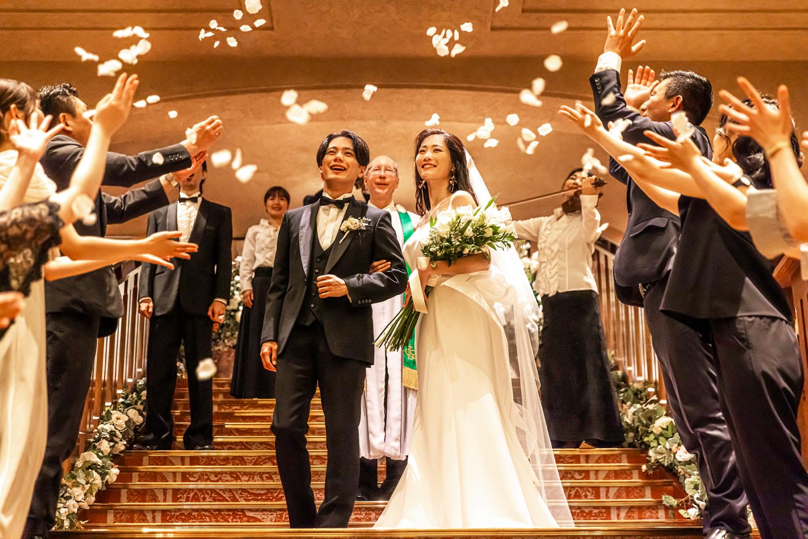 荘厳な雰囲気の中行われるロビーウエディング