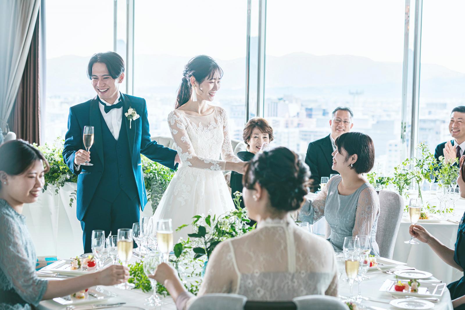 陽の光が降り注ぐ明るい会場でカジュアルなスタイルも叶う