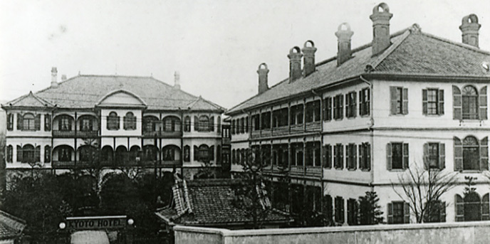 二条橋西詰に「常盤ホテル」として創業。当時まだ珍しかった3階木造建築の洋館ホテルだった