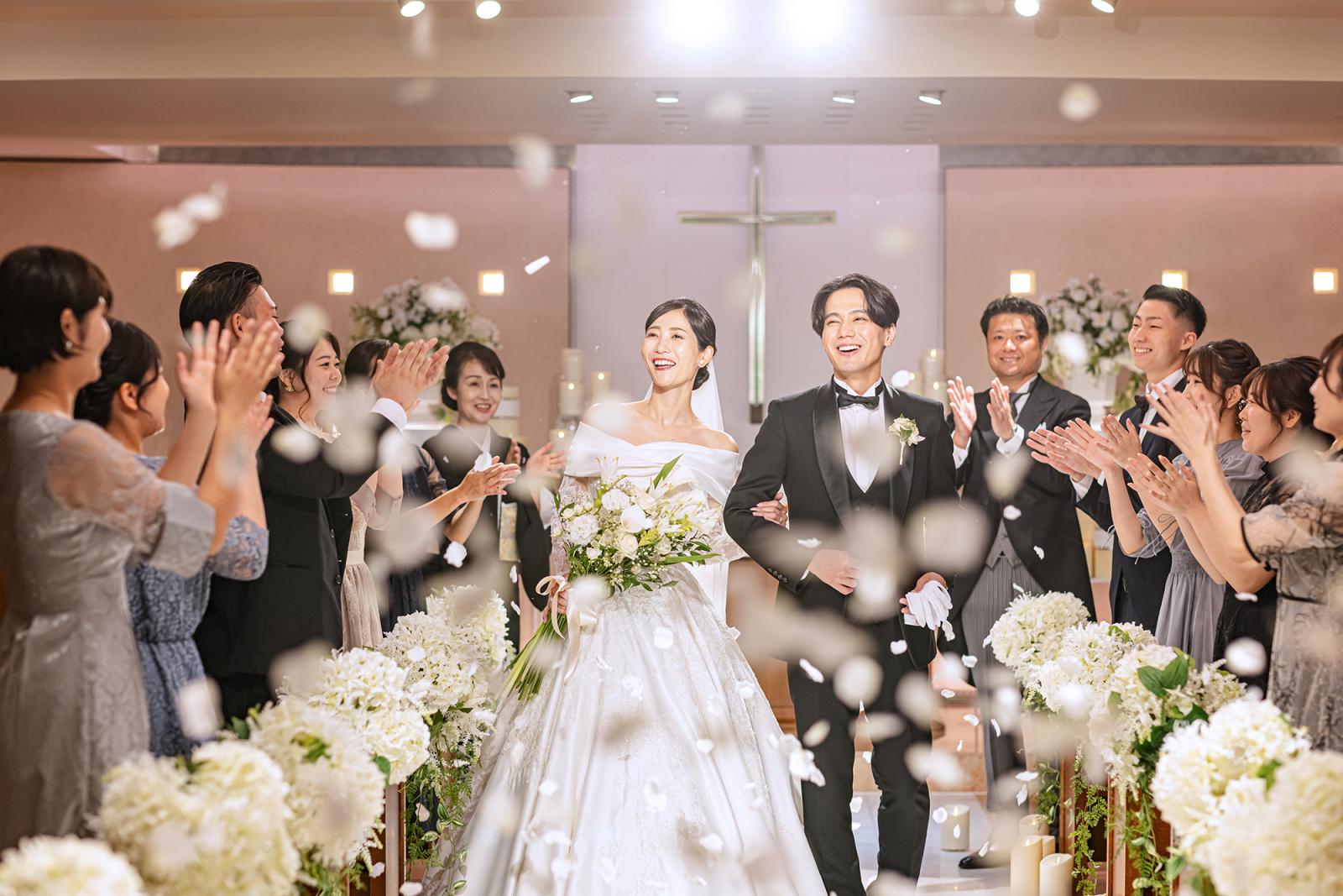 白い大理石のバージンロードを備えたチャペルは落ち着きと気品をたたえた英国風。眩いほどの光に満ちた空間は聖なる誓いの瞬間を美しく輝かせてくれる