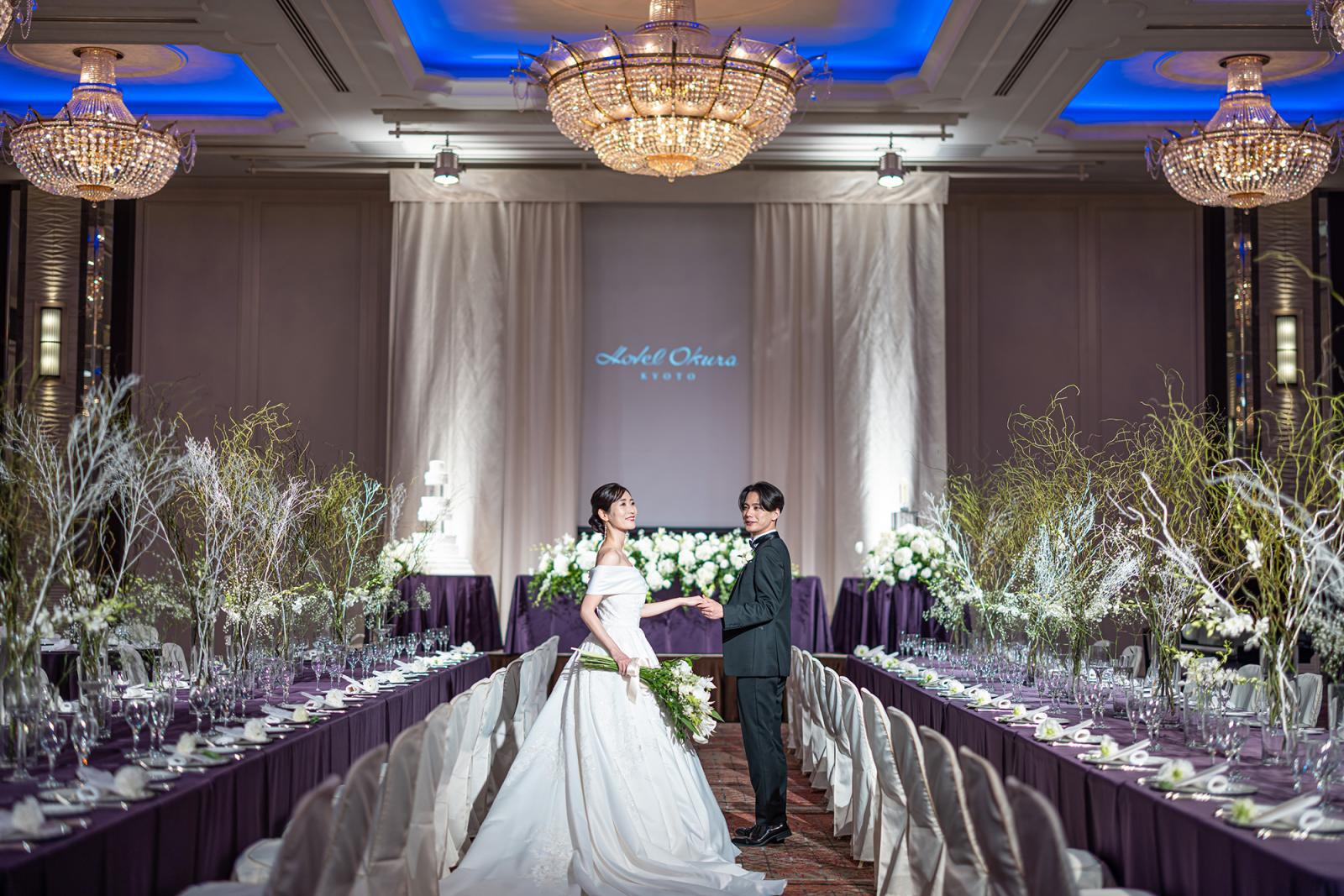 メインバンケット「暁雲」格式を醸しだす壮麗なシャンデリアの輝きがひときわ印象的