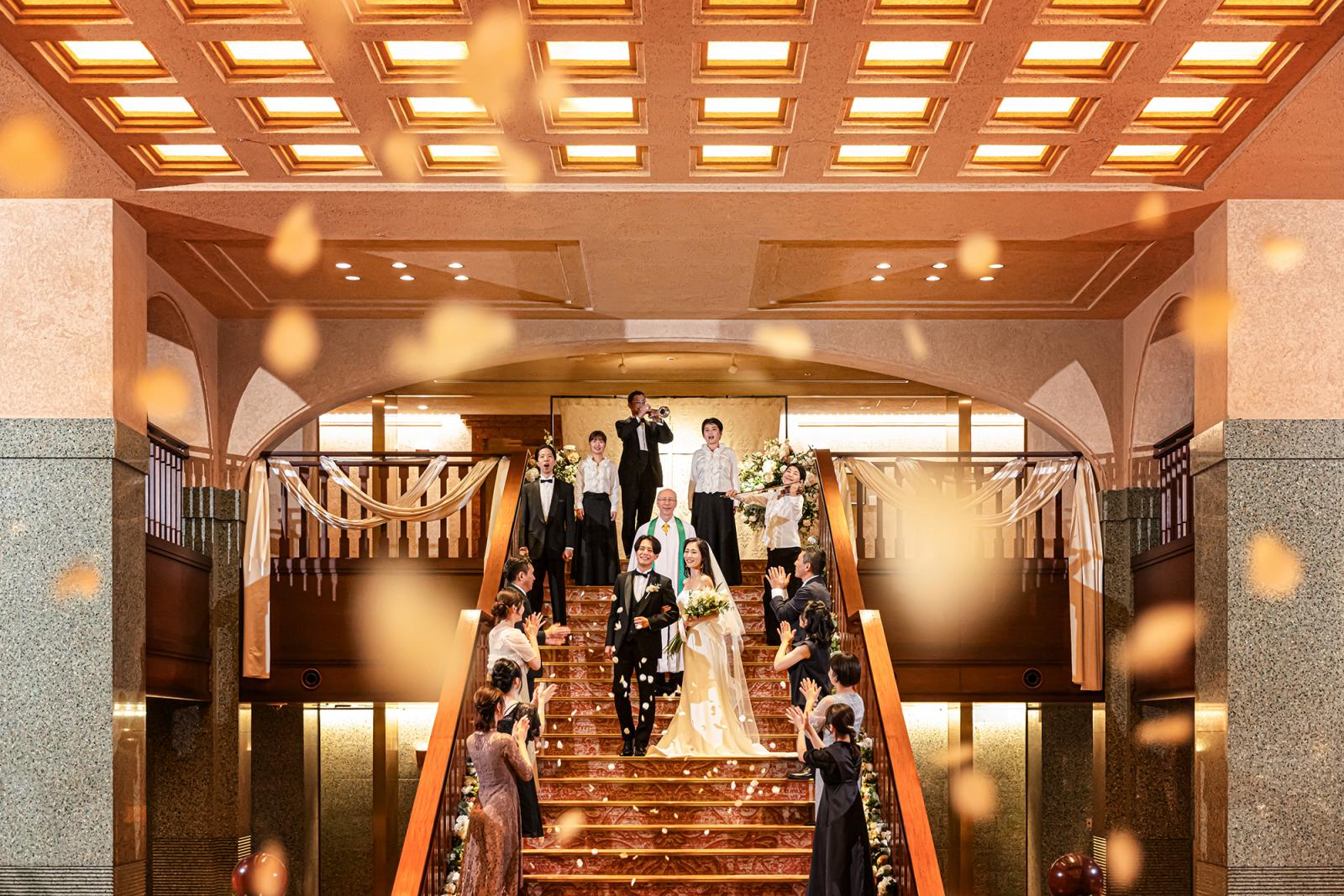 クラシカルな雰囲気でウエディングドレスも美しく映える。花嫁を輝かせてくれる人気の挙式スタイル