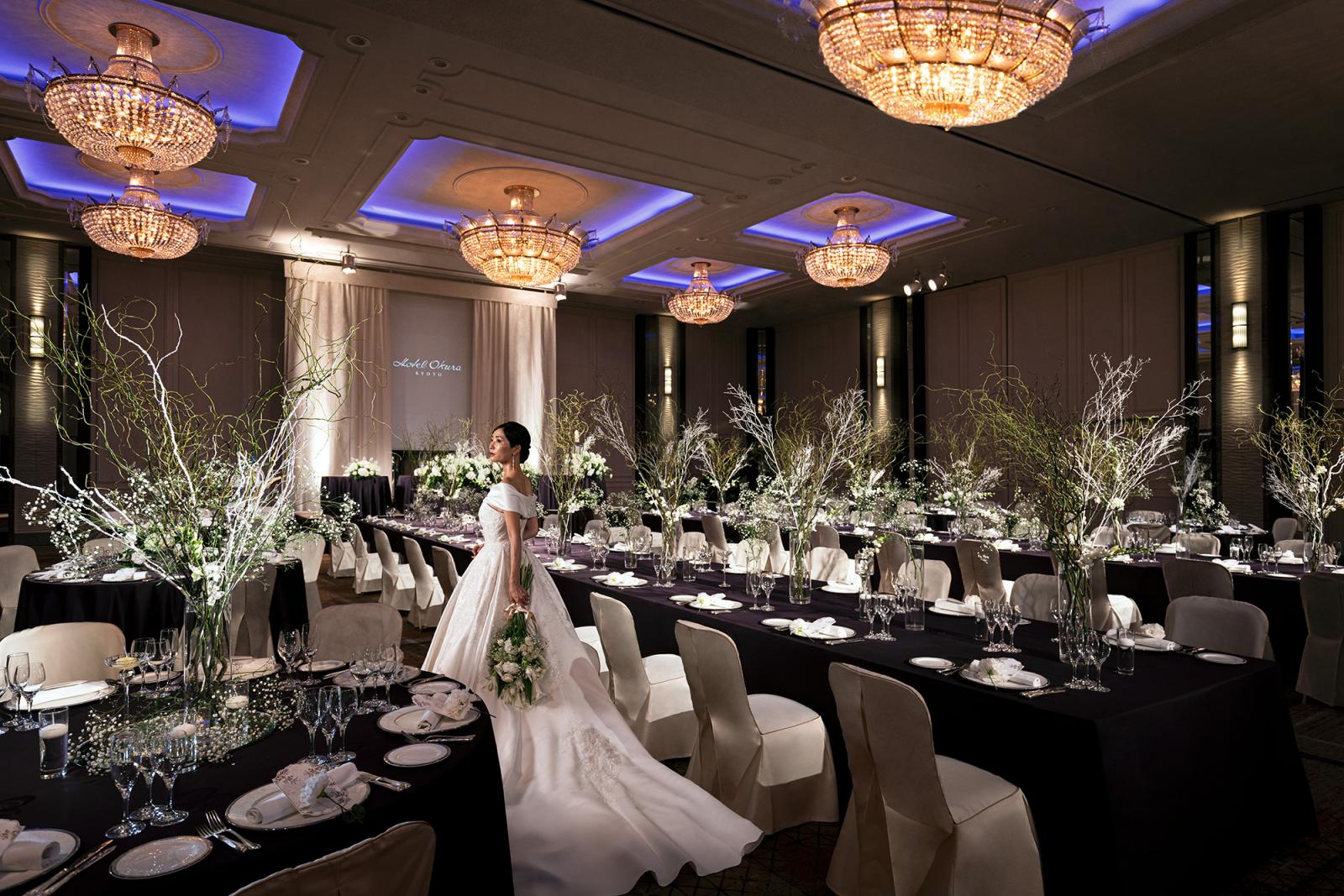 天井高6ｍ、花嫁の輝きが際立つ会場「暁雲」。心地よく洗練された空間。