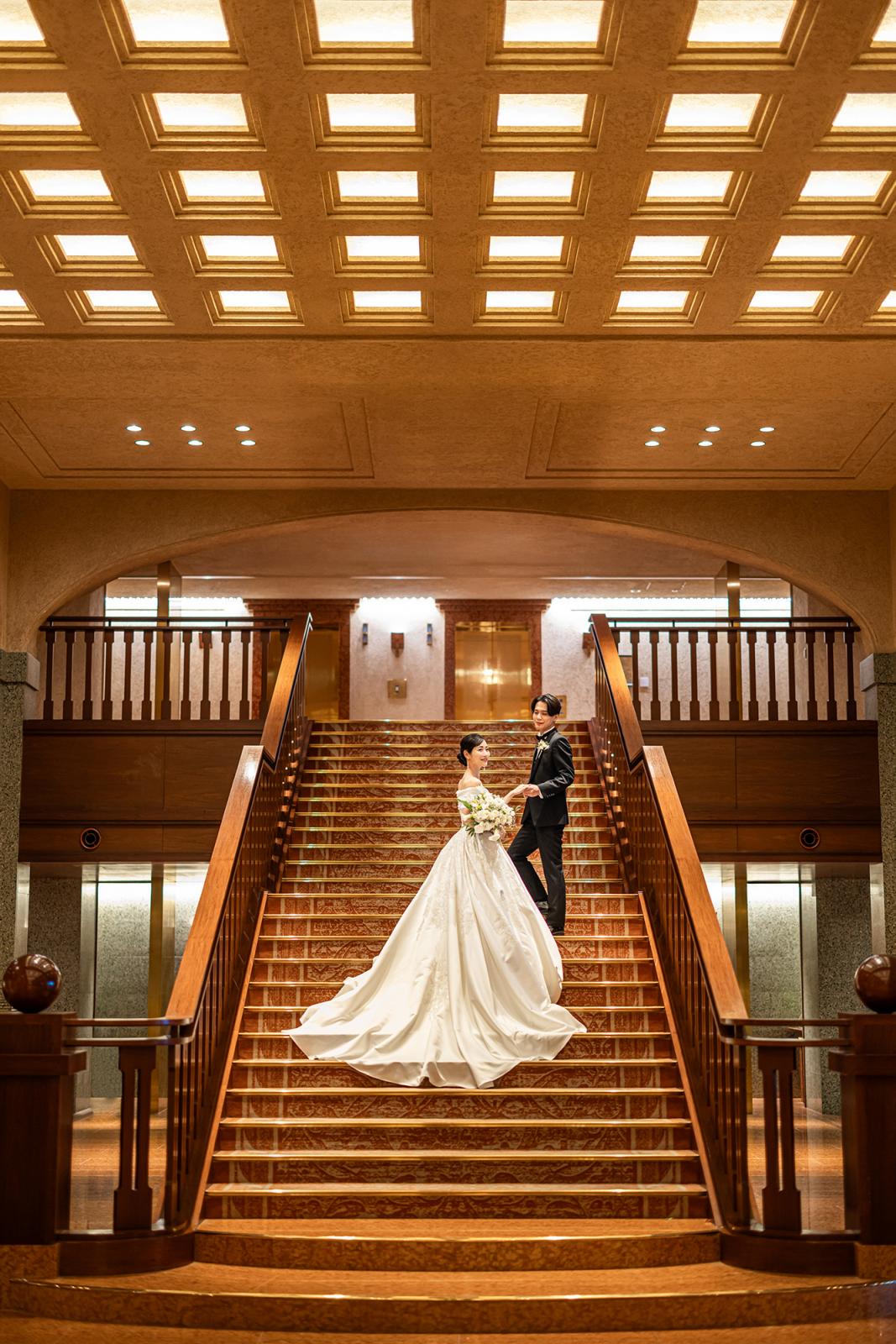 ロビー大階段は人気のフォトスポット。トレーンが美しく映える