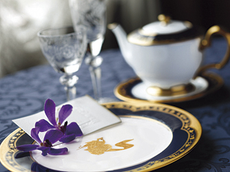 細かな細工を施したお皿やグラス。貴重な特注品も多い。こうした食器が料理を引き立てる