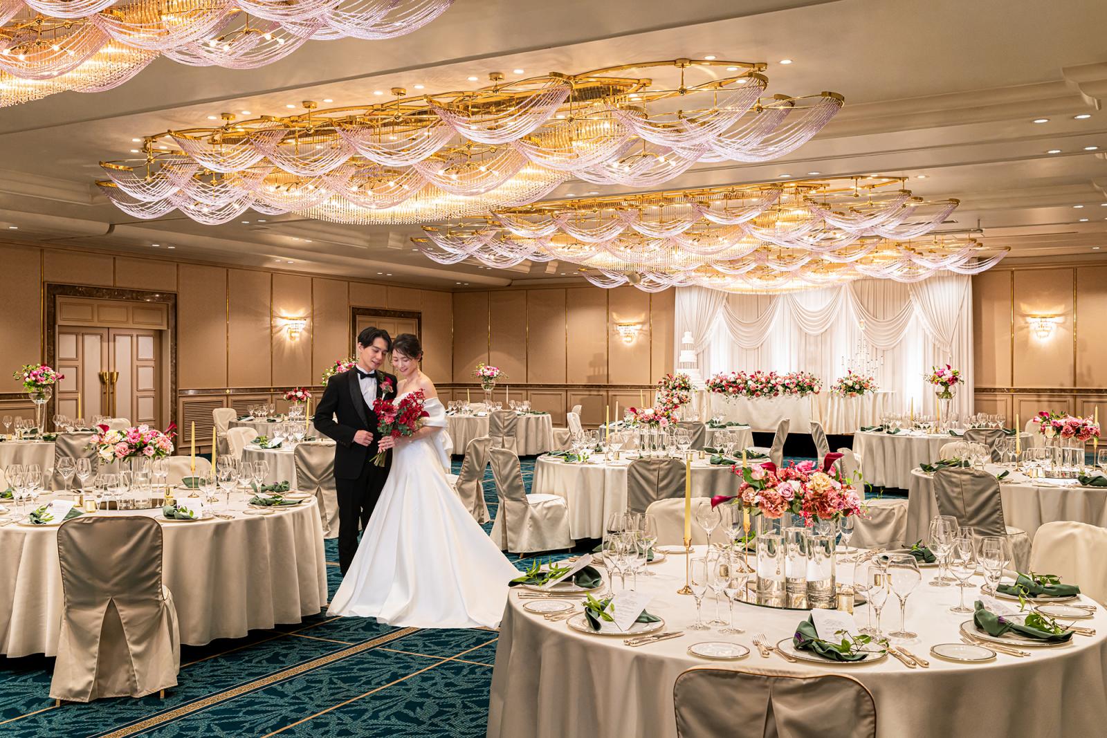 煌めくシャンデリアが印象的な会場「翠雲」に似合うチェコのボヘミアンガラスが煌めきを放つ