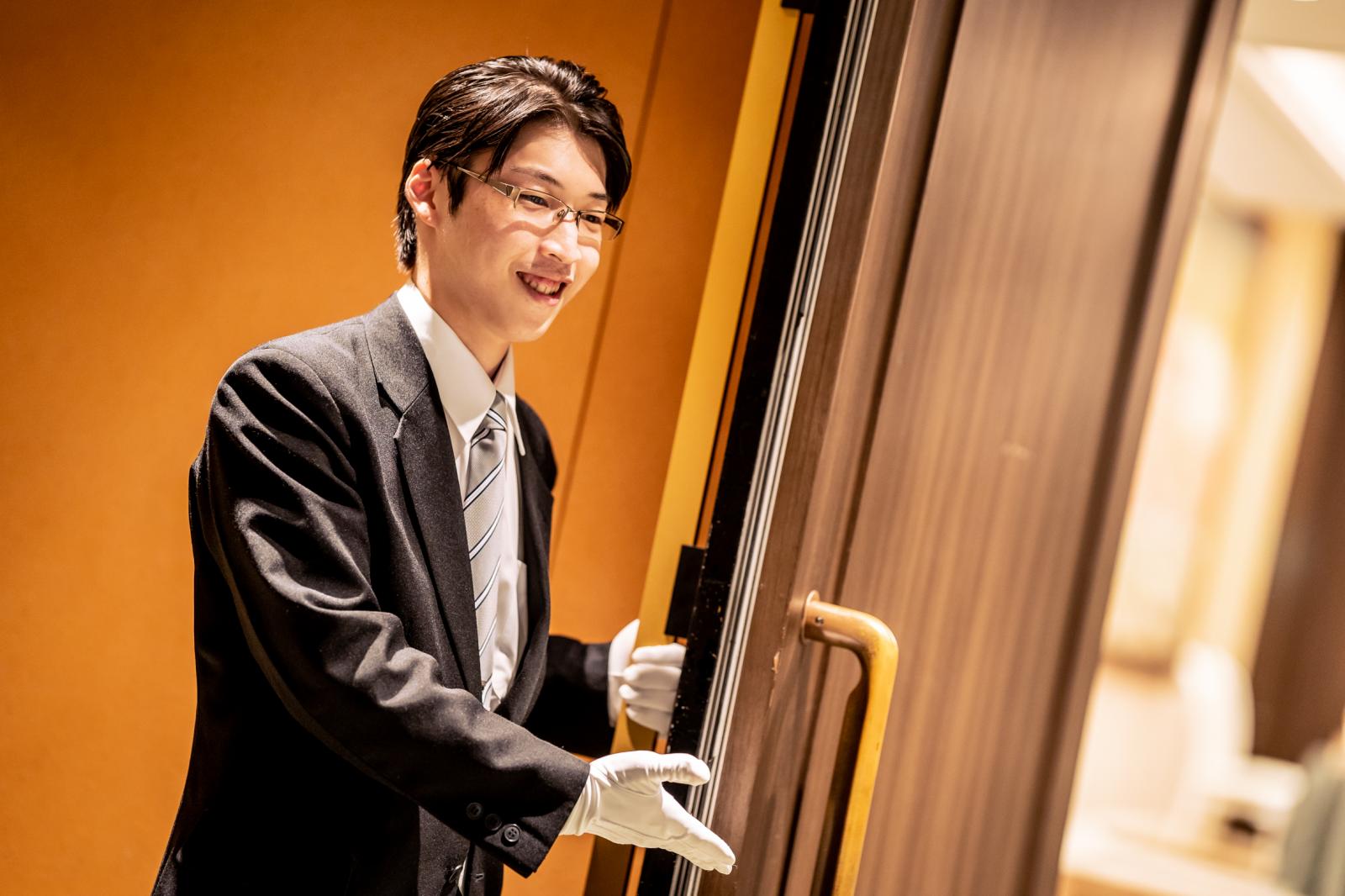 挙式・披露宴前からゲストのお見送りまでお二人のそばでサポートするキャプテン