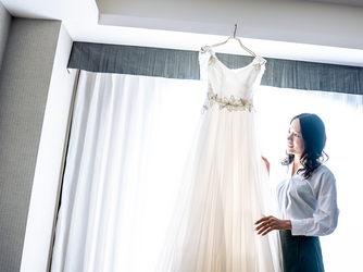 この日のために選んだドレスを前に、いよいよ結婚式の1日が始まる