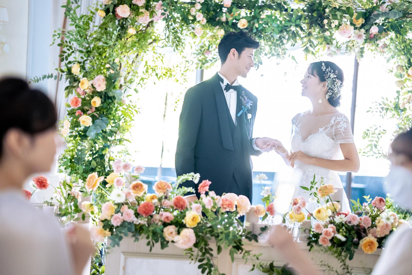 おふたりのメインテーブルまわりにもグリーンや爽やかなお花をあしらうのもおすすめ