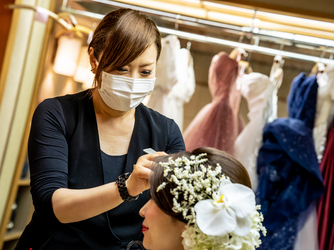 花嫁を美しく輝かせるヘアメイクスタッフ