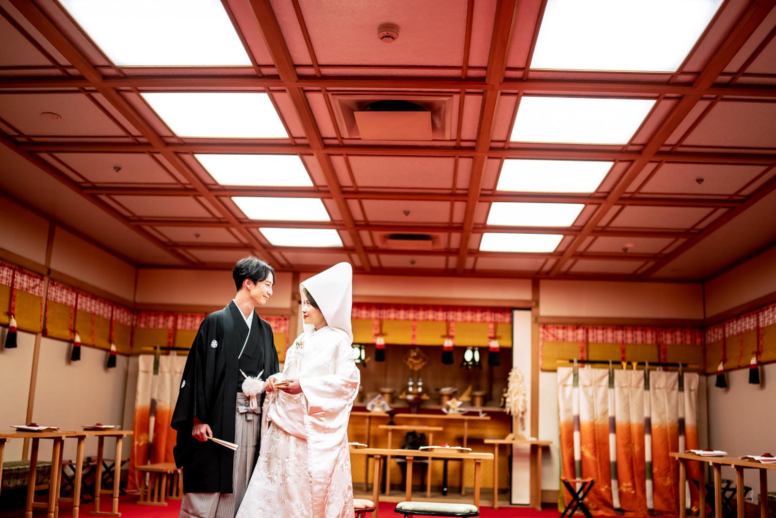 厳かな雰囲気の中、執り行われる神前式