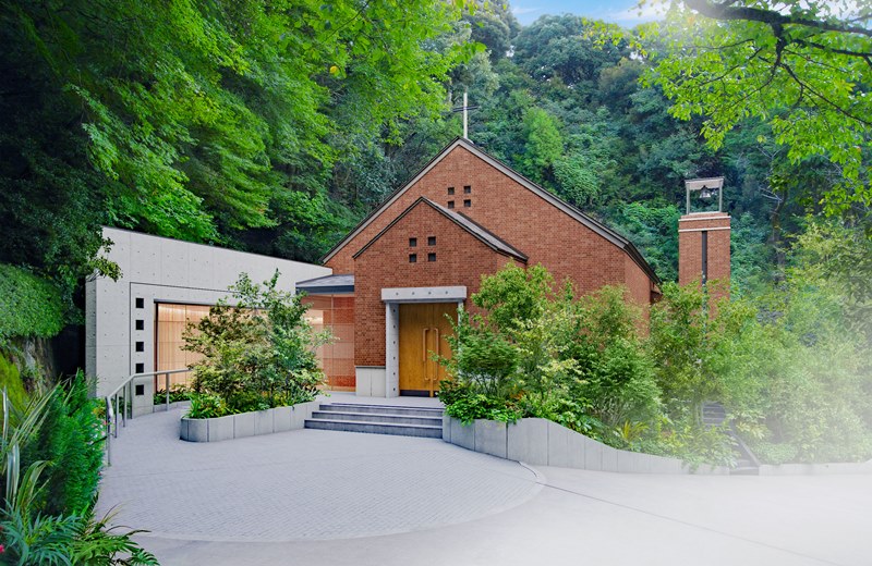 緑に囲まれ、木の温もりに包まれた独立型チャペル