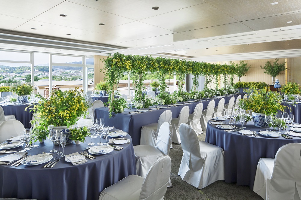 自然光が差し込む明るい会場