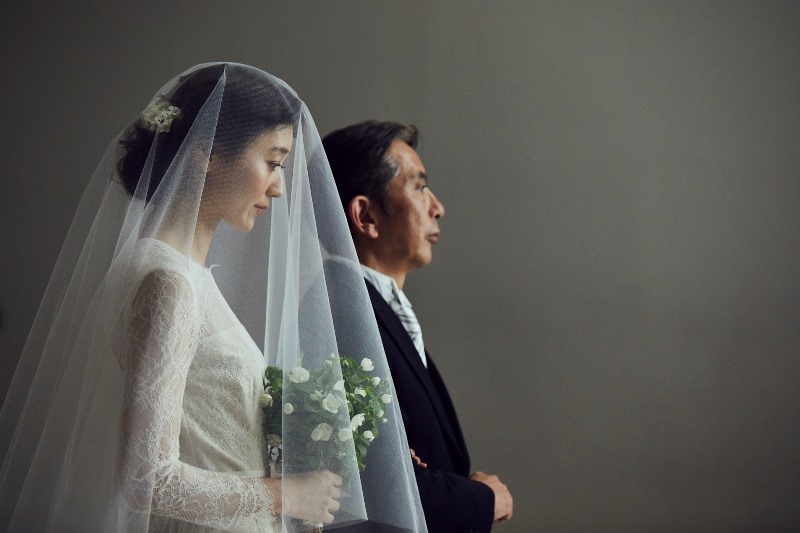 家族と過ごした時間を思い出しながら歩くバージンロード