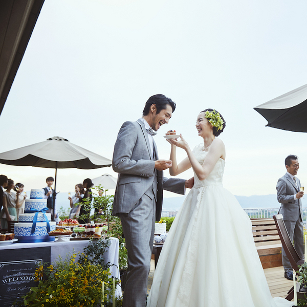 東山のロケーションを一望できる開放的なプライベートテラスでゲストと過ごせる