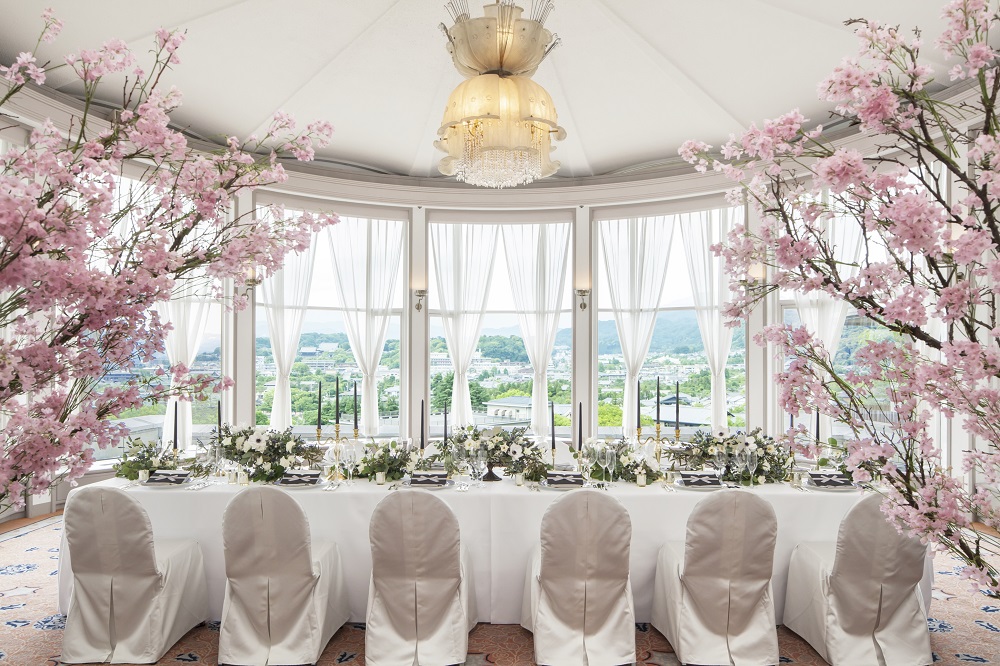 京都の街を自然を一望できる景色と自然光が注ぐ空間でゲストとテーブルを囲い過ごすアットホームな少人数パーティー