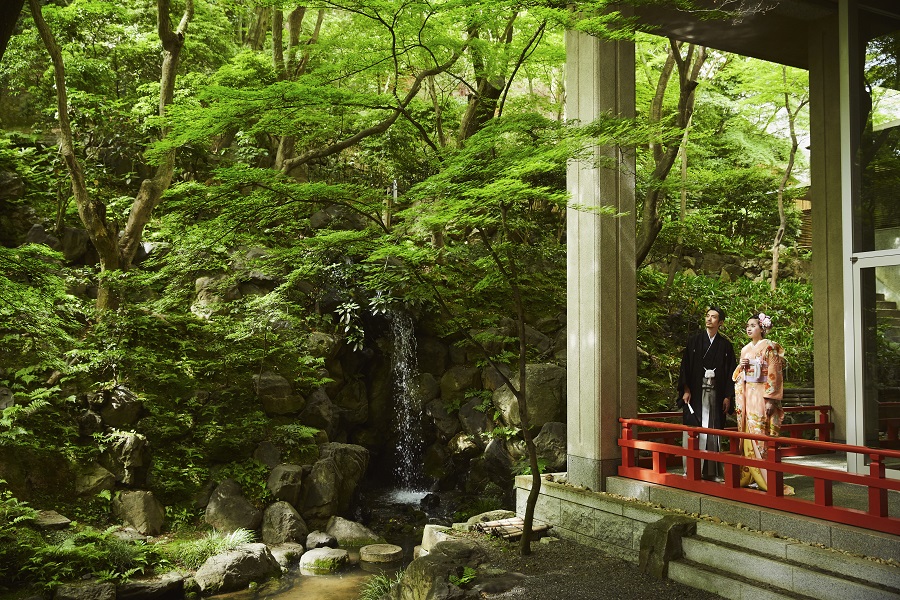 滝が流れる「葵殿庭園」は京都市文化財（名勝）に登録されている