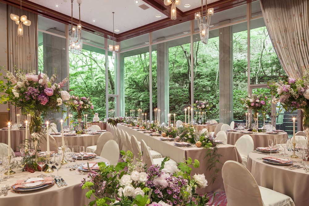 日本庭園が窓一面に広がる会場