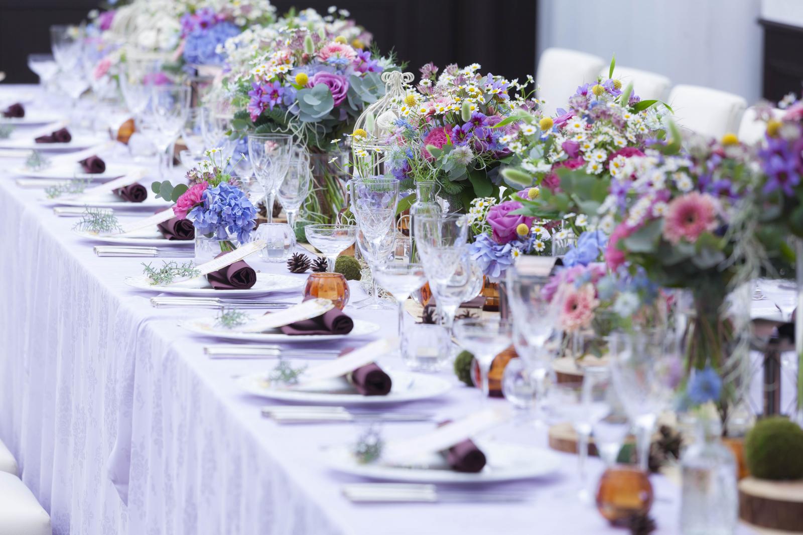 上品なシャンデリアがきらめく空間は洗練された雰囲気を演出