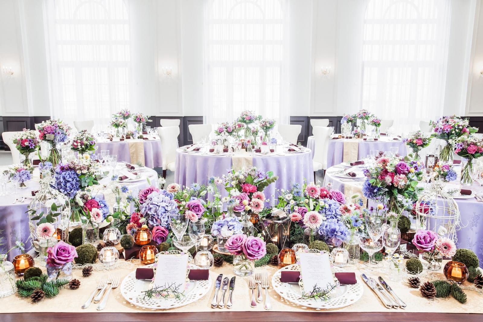 落ち着きとくつろぎをコンセプトに演出された会場