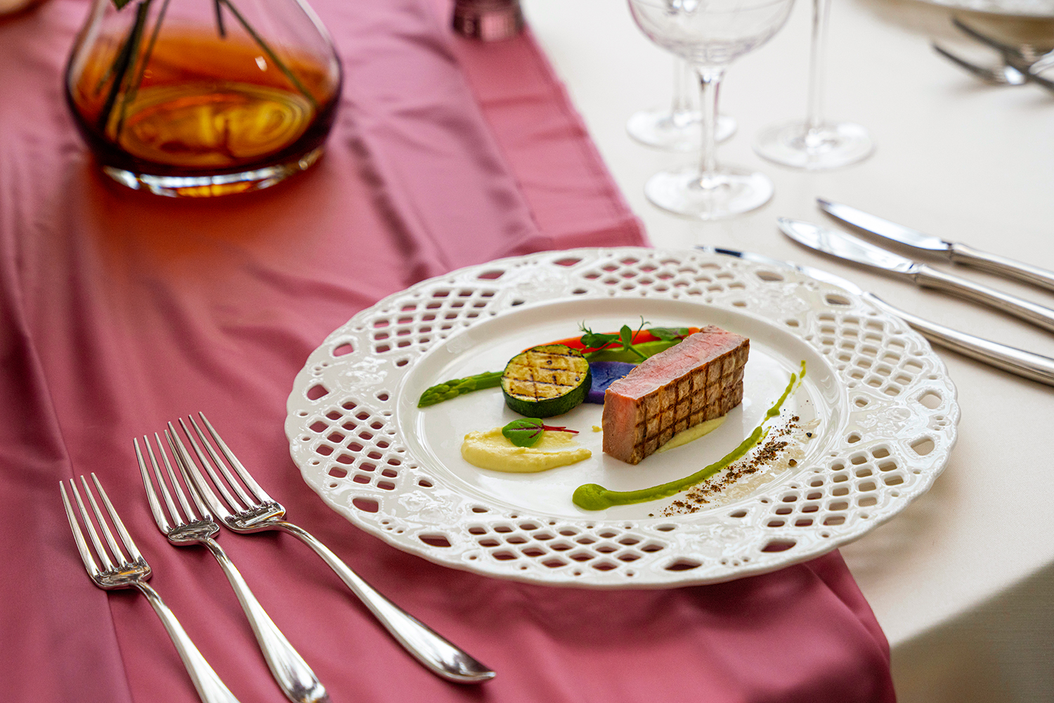 白を基調にした空間はあらゆる色と相性抜群