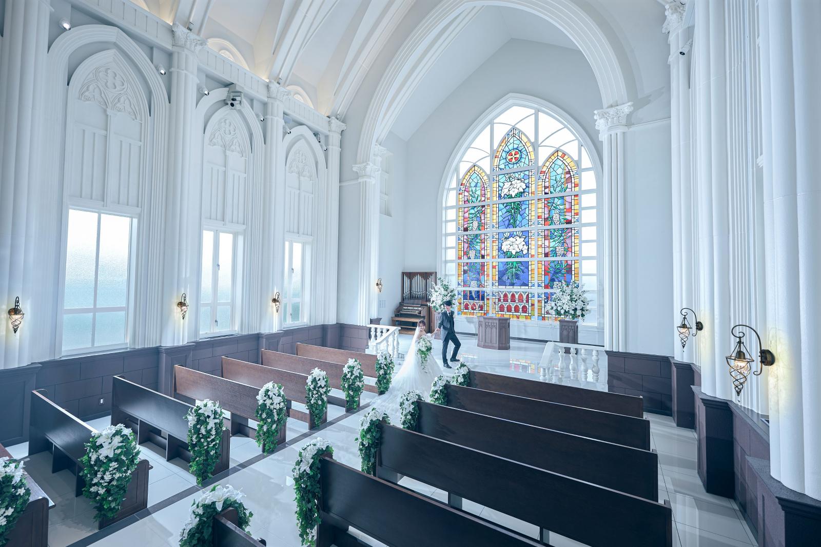 天井高さ、バージンロードの長さ共に約12Mの京都府最大級の大聖堂