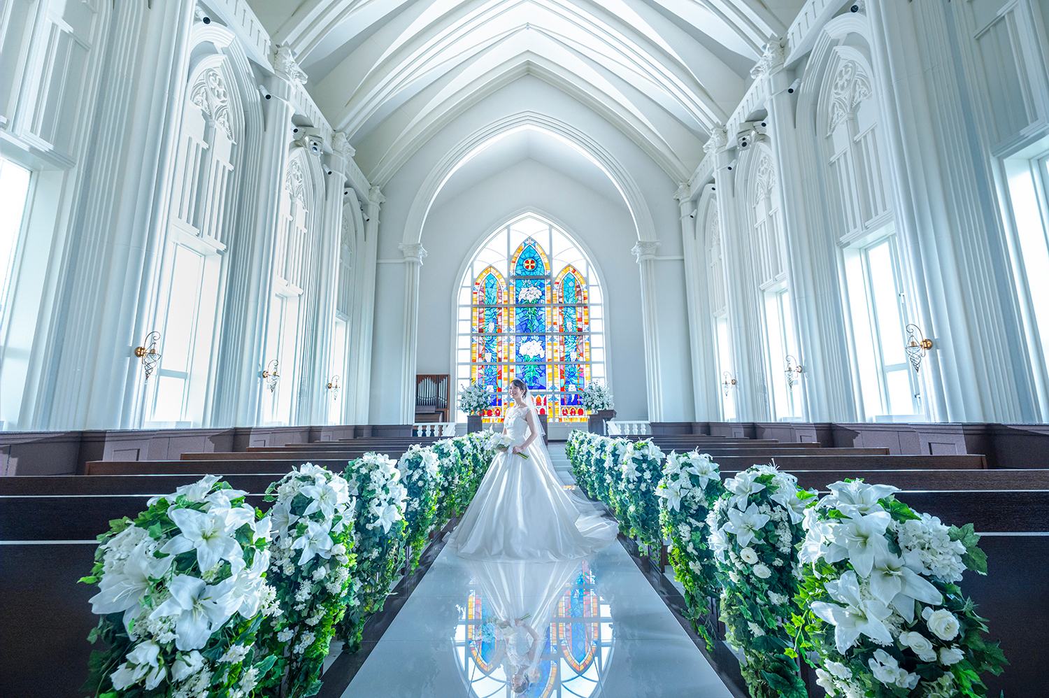 ステンドグラスから差し込む陽の光が優しくふたりを包み込む