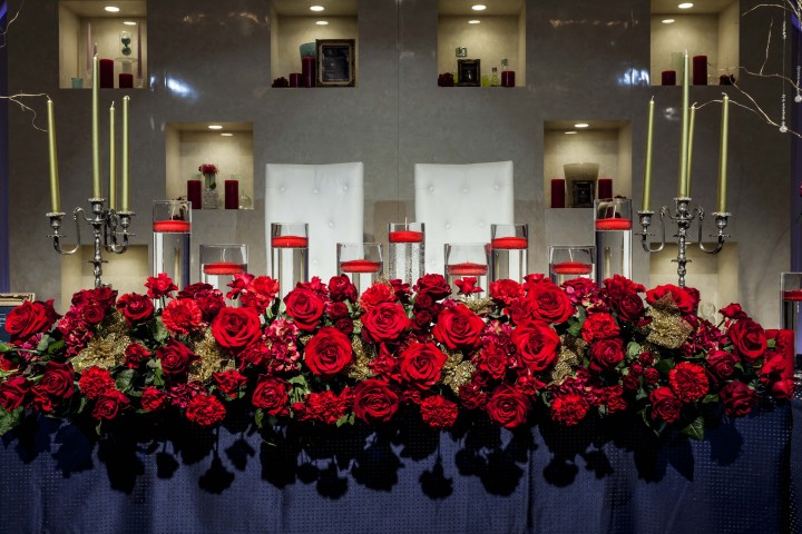 メインテーブルではドレープをとったジョーゼットが背景を飾り、この上ない優雅さを演出