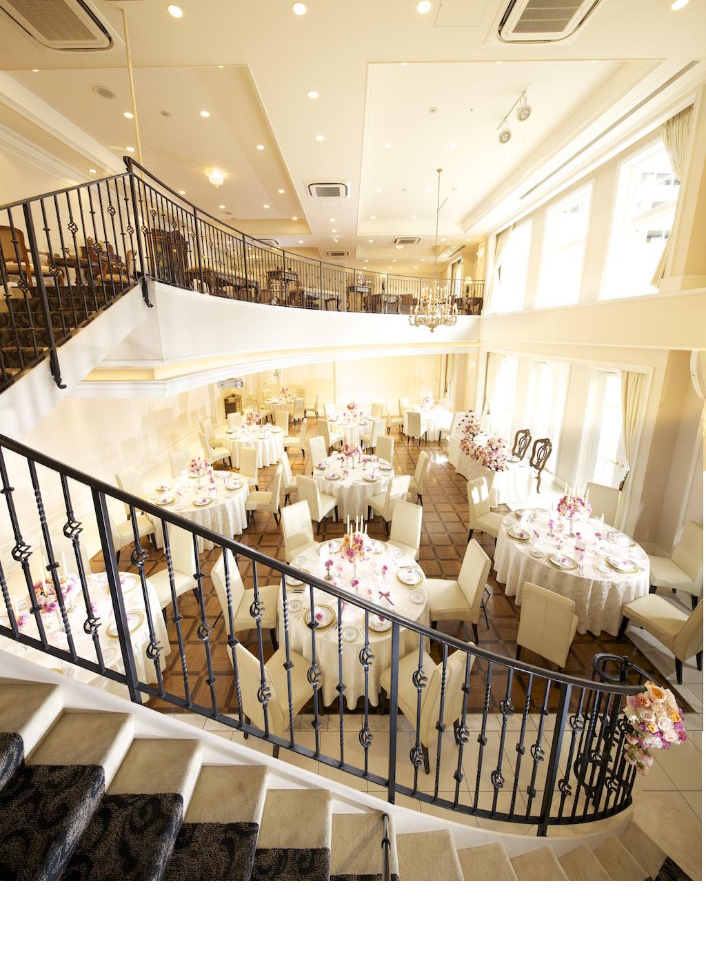 憧れの階段入場◎<br />
二階にはリビングもあり、ゲスト様にもリラックスして過ごしていただけます