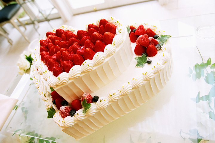 フルーツたっぷりの入刀用ケーキも