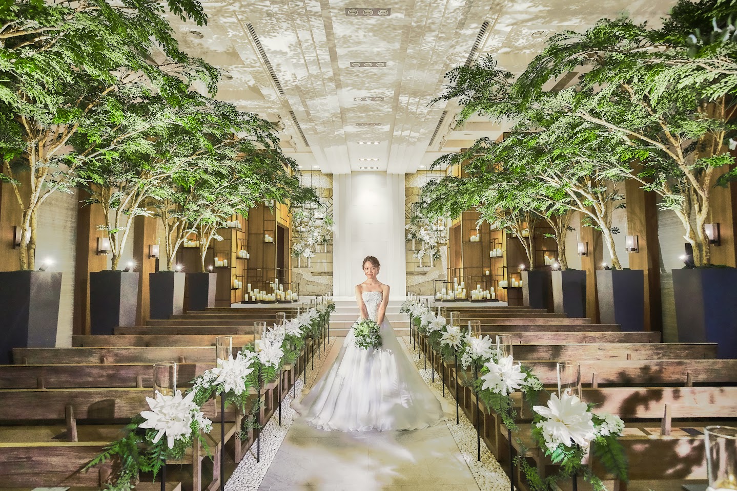 京都を感じる石畳のバージンロードに木が立ち並ぶ空間