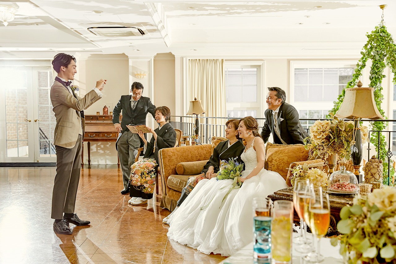 2階のリビングルームにはアンティーク家具がたくさん！