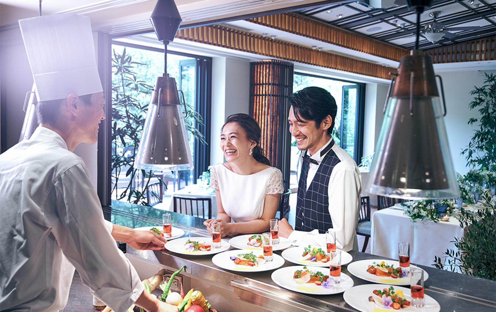 オープンキッチンからは出来立てのお料理がゲストへサーブされる