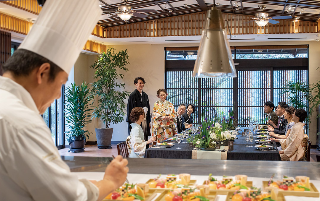 会場内のオープンキッチンから作りたてのお料理を音、香り、盛りつけの演出など五感で楽しむことができる