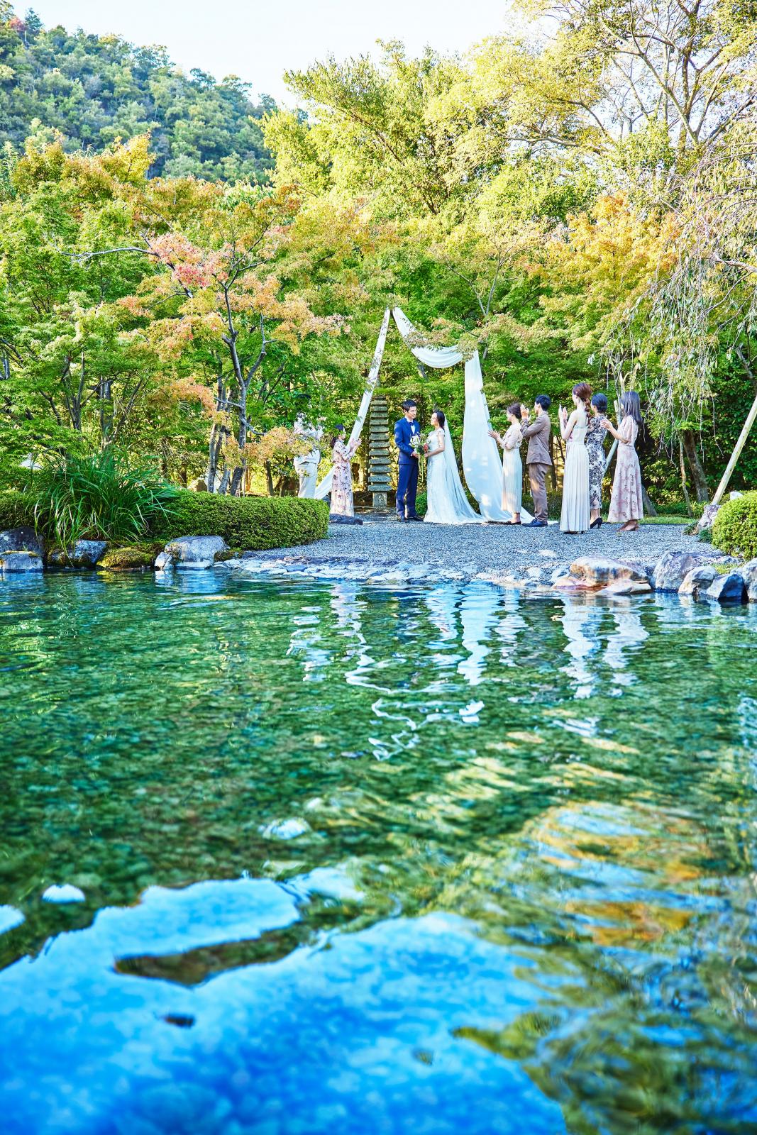 陽光と緑の中でゲストとアットホームな時間を