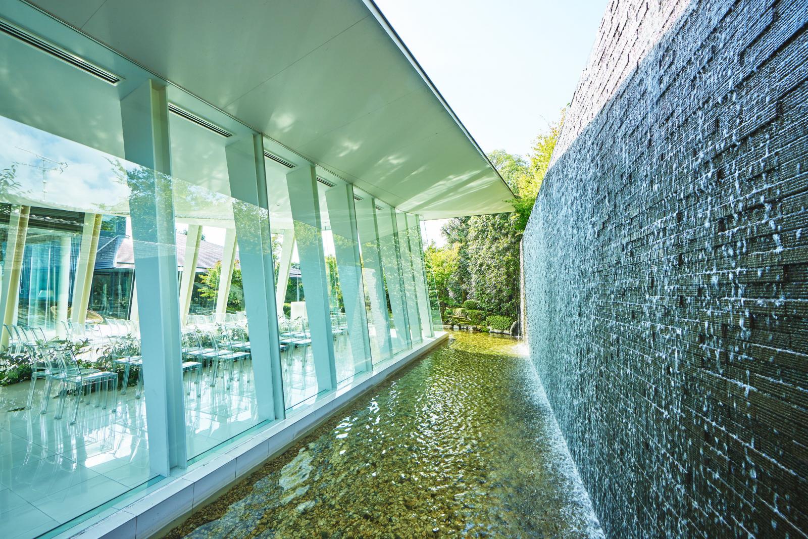 窓からは庭園と水面の揺らめきが見え、特別な時を優しく包む