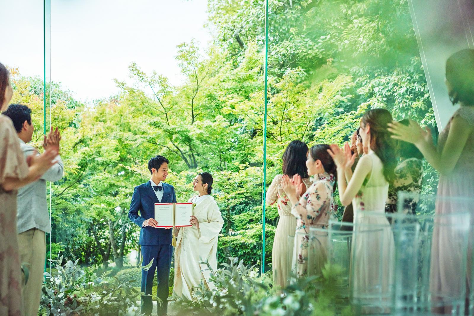 大切なゲストからの祝福を受けて幸せが溢れる瞬間