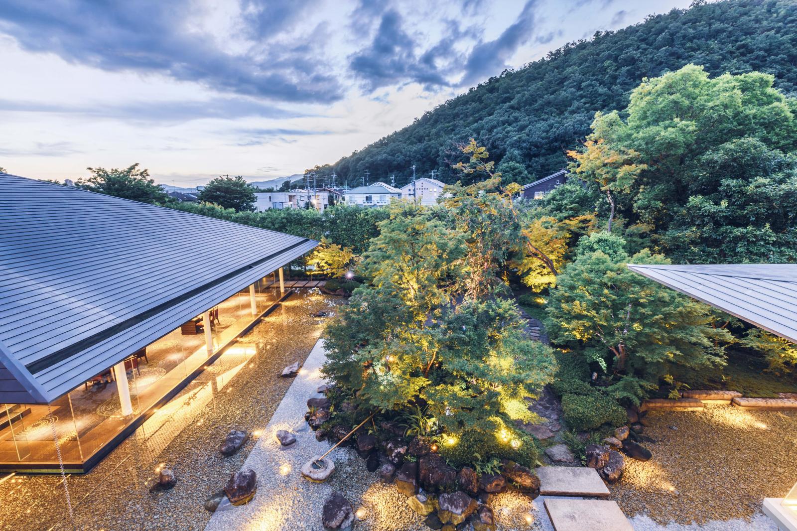 ガーデンやチャペルもライトアップされ、デイタイムとはまた違う雰囲気の魅力的なナイトタイムも人気